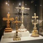 Cruces en una vitrina del tesoro Cruces en una vitrina del tesoro