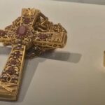 Cruz y anillo en la sala del tesoro Cruz y anillo en la sala del tesoro