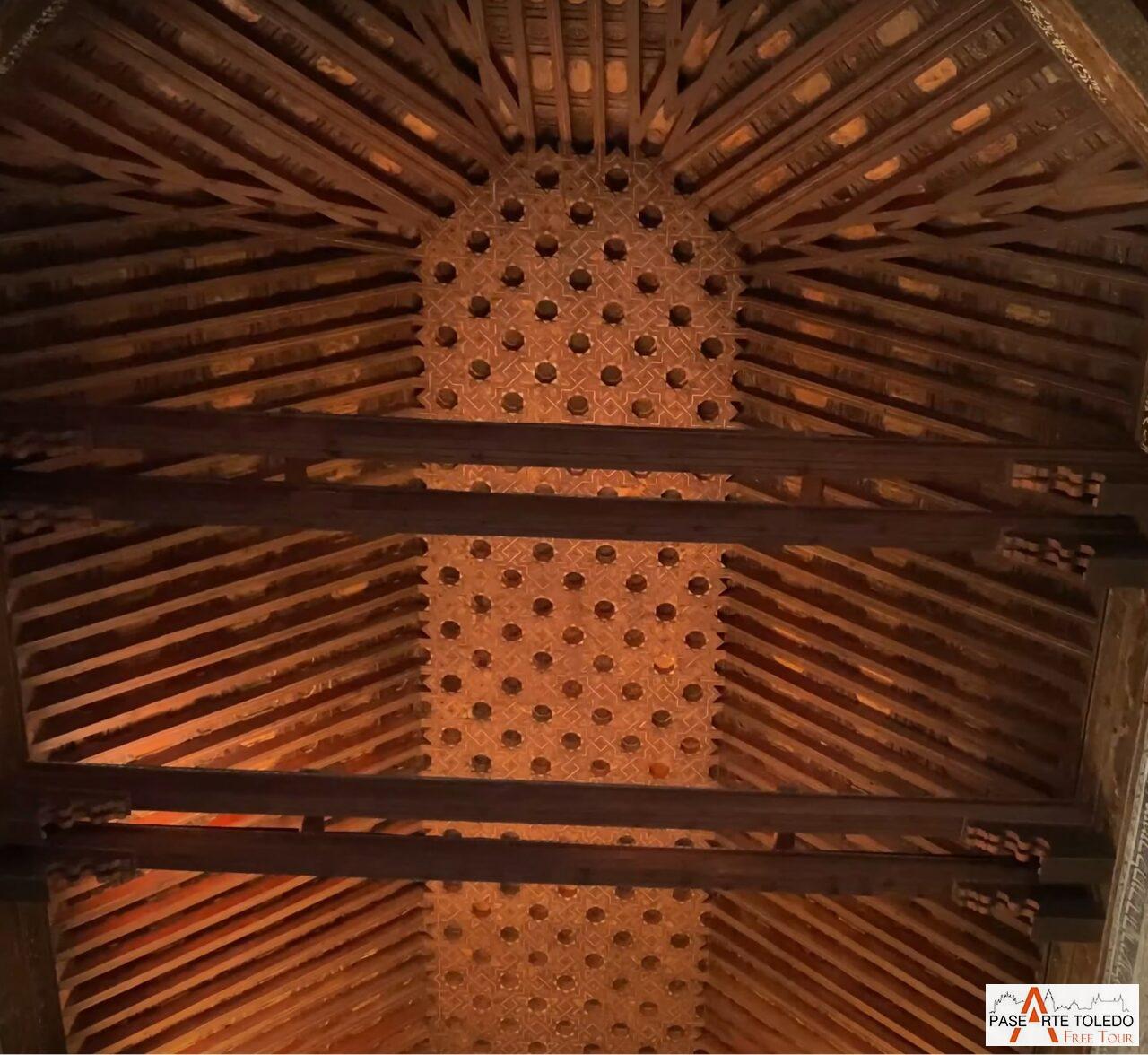 Techo artesonado de madera de la Sinagoga del Tránsito Techo artesonado de madera de la Sinagoga del Tránsito